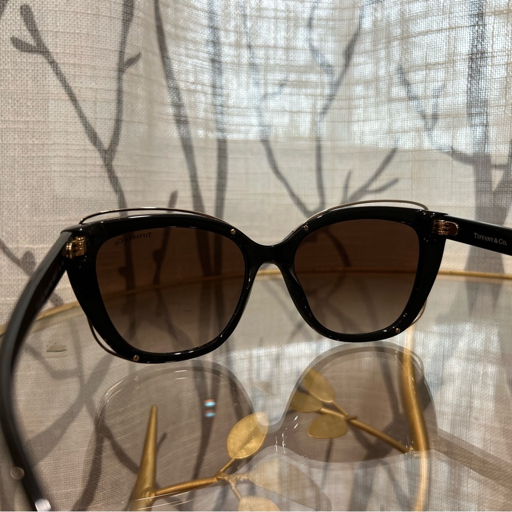 Tiffany & Co. Sunglasses 
TF4148

Elegant Black and Gold Sunglasses - Picture 7 of 8